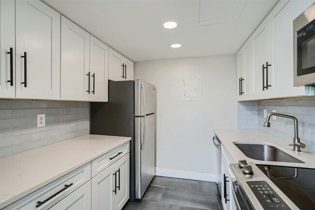 Foto del edificio - 3432 South Locust Street, Unit F