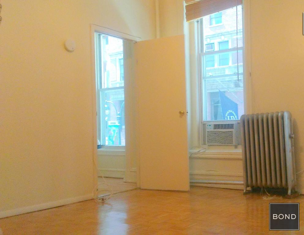 Building Photo - 131 E 45th St