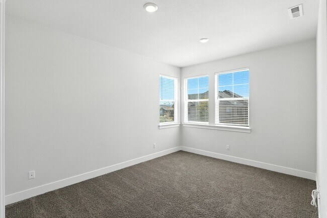 Foto del edificio - Spacious 4-Bedroom Home, Plus Den/Office with Modern Upgrades and Great Amenities