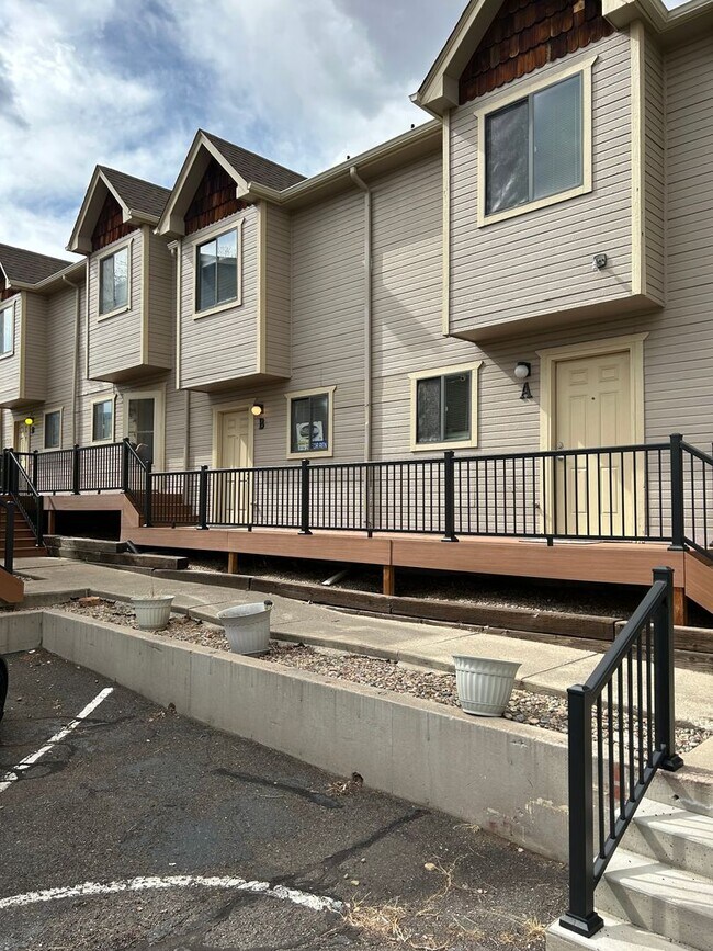 Building Photo - Available NOW, 2 bedroom townhome w/ AC - ...