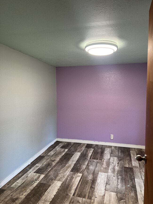 Building Photo - 1204 E Academy St