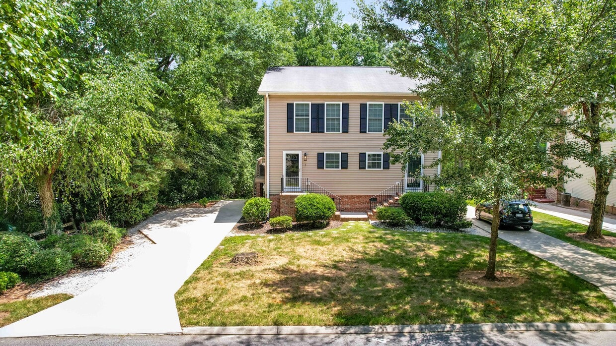 Primary Photo - 1 Dover Dr