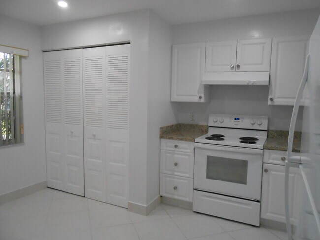 Building Photo - 24 Abbey Ln