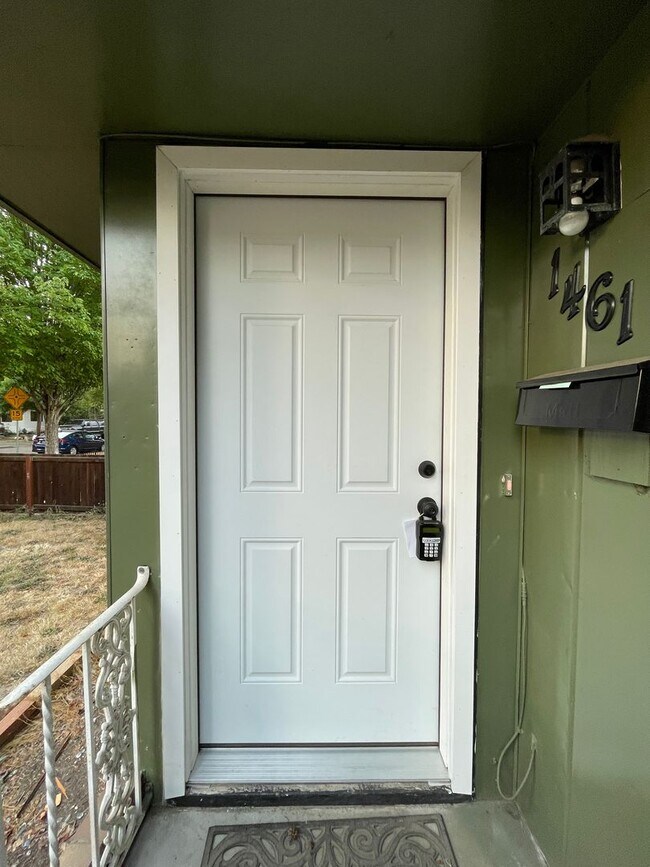 Building Photo - 651