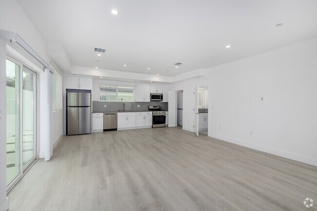 4BR, 4.5BA - 2,014SF - Kitchen - 1301 E 27th St