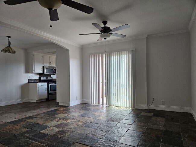 Foto del edificio - 2 bedroom 2 bath with in unit laundry in Hillcrest /North Park!