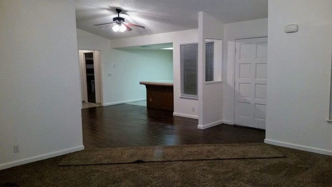 Foto del edificio - 1510 Oakwood Ct