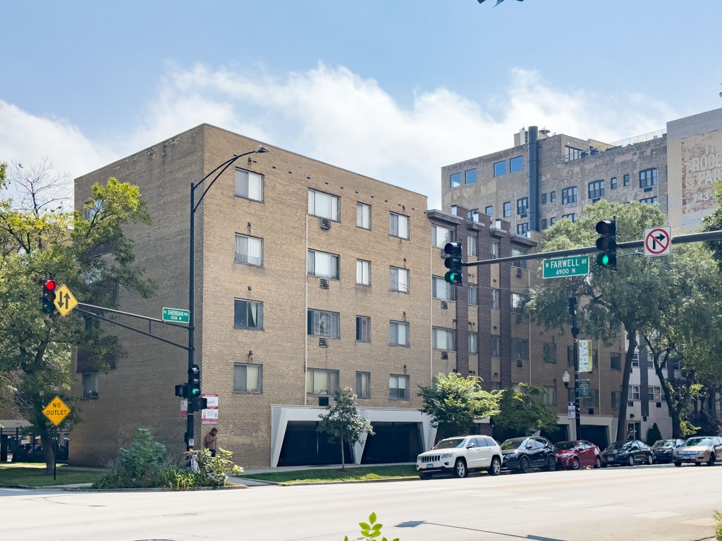 Primary Photo - 6825 N Sheridan Rd