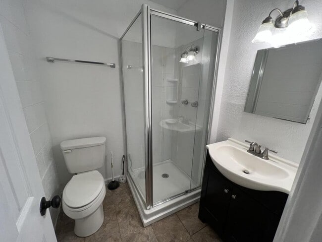 Building Photo - 302 W Valley Rd