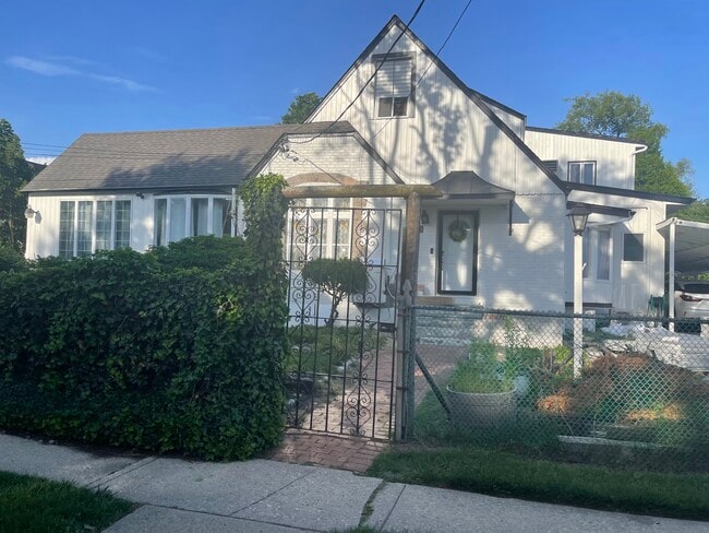 Building Photo - 16 Bailey Ave