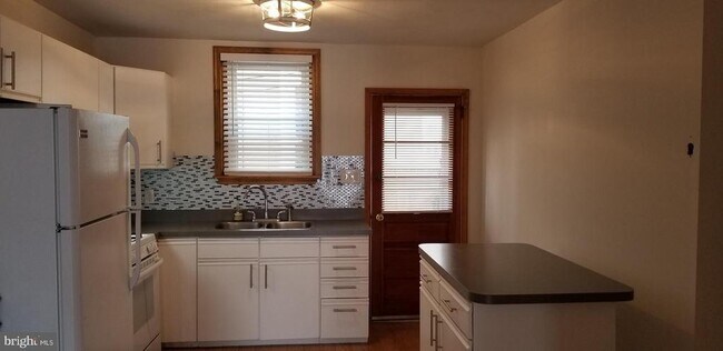 Foto del edificio - 3 W 1st Ave