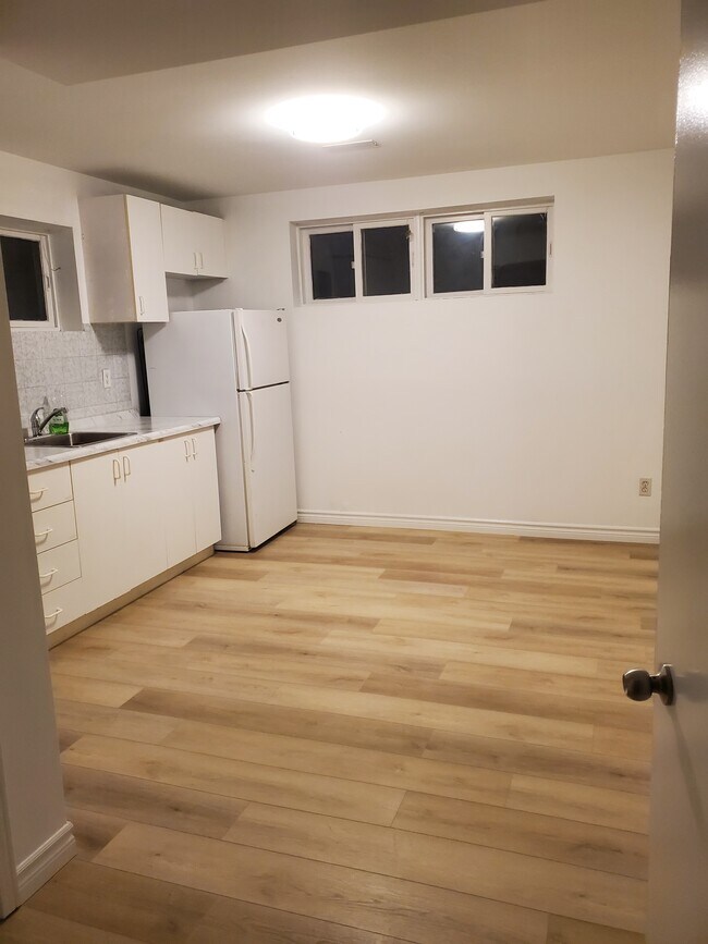 Photo du bâtiment - Spacious One Bedroom Basement Apartment