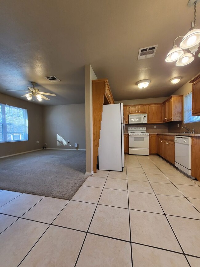 Building Photo - (2) Bed/(2) Bath in Purcell! Avail Nov 1!