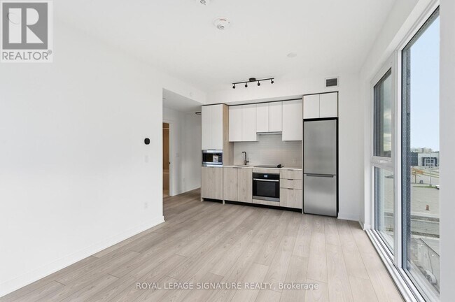 Building Photo - 1007 The Queensway