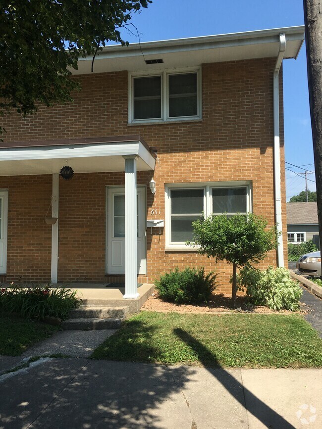 Building Photo - 611 Hood St