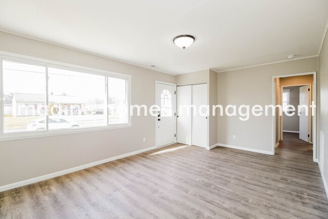 Foto del edificio - FREE MARCH RENT!!! Pet Friendly, Centrally...