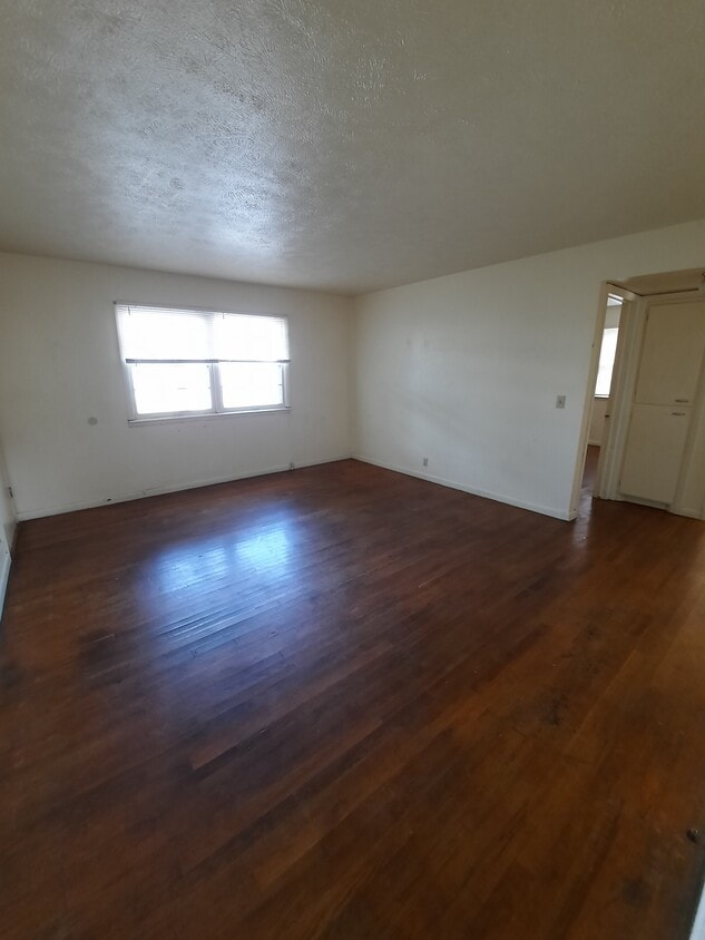 Living room - 410 E Prescott Ave
