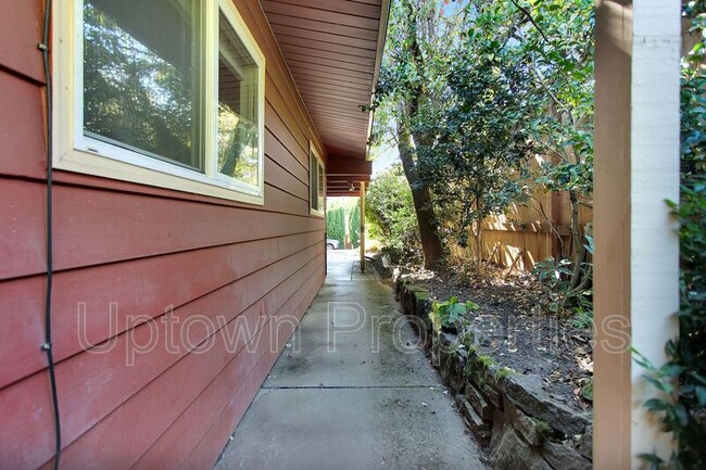 Building Photo - 1717 SW Canby St