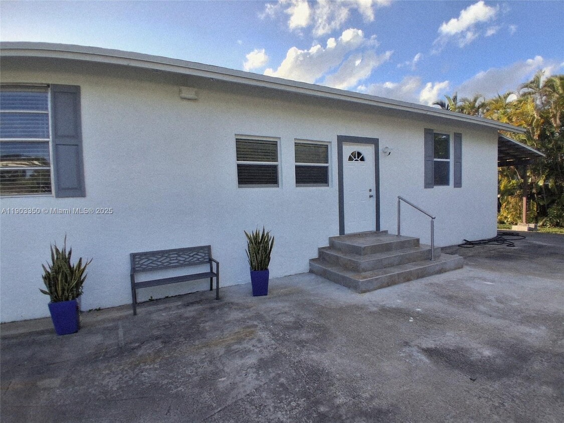 Primary Photo - 4921 SW 164th Terrace