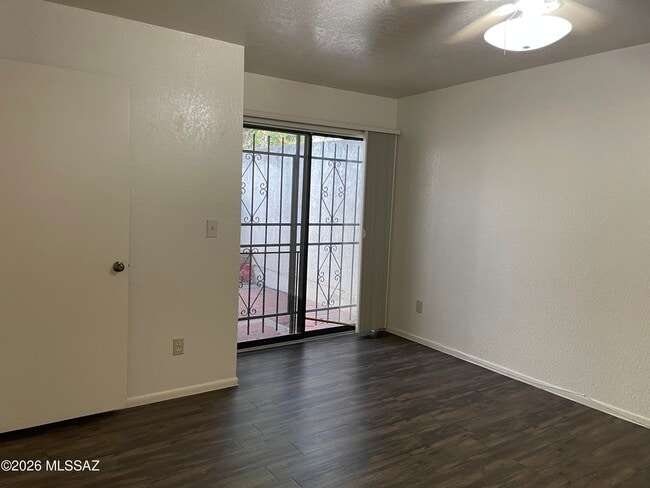 Building Photo - 716 N Hayden Dr