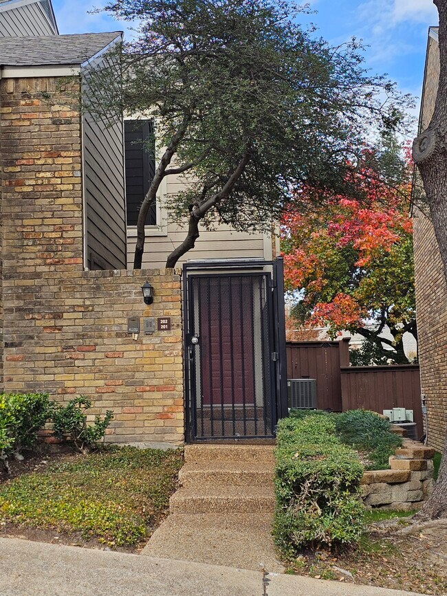 Foto del edificio - 5616 Preston Oaks Rd
