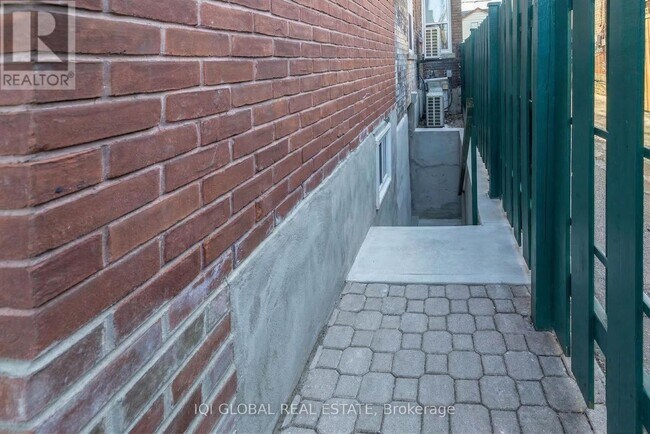 Photo du bâtiment - 633 Ossington Ave