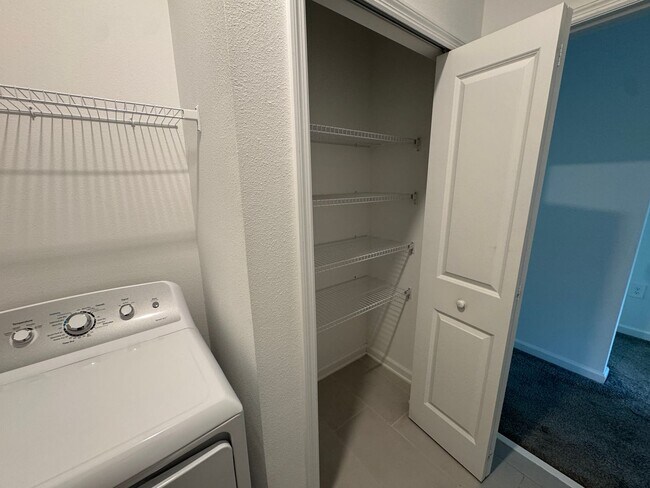 Foto del edificio - Rare find! Multi-Gen Home close to Lake No...