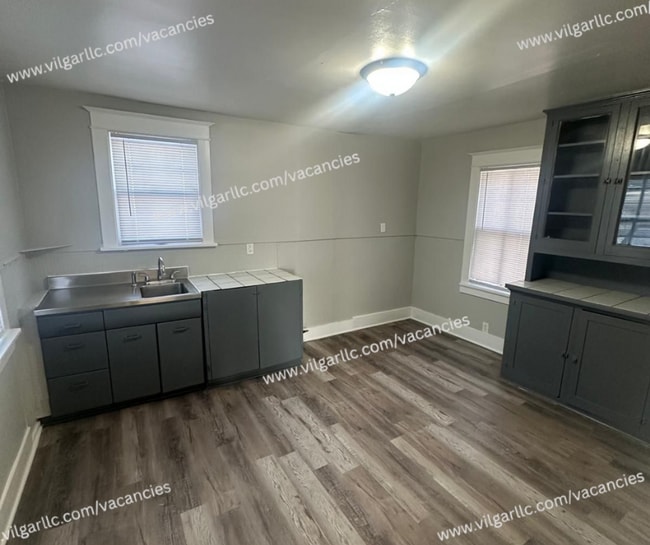 Foto del edificio - Step into comfort, convenience, and quality living in this conveniently designed 4-bedroom, 2-flo...