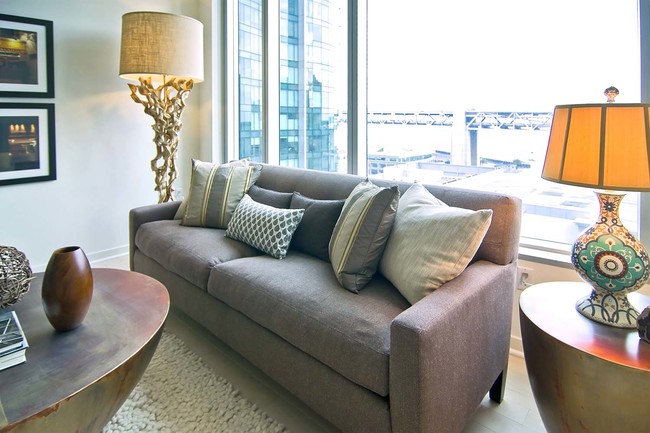 Building Photo - Infinity Condo with Water Views