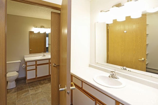 1BR, 1.3BA - 875 SF - Regency Park