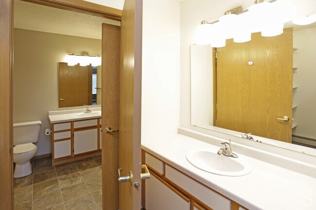 1HAB, 1,3BA: 875 ft² - Regency Park