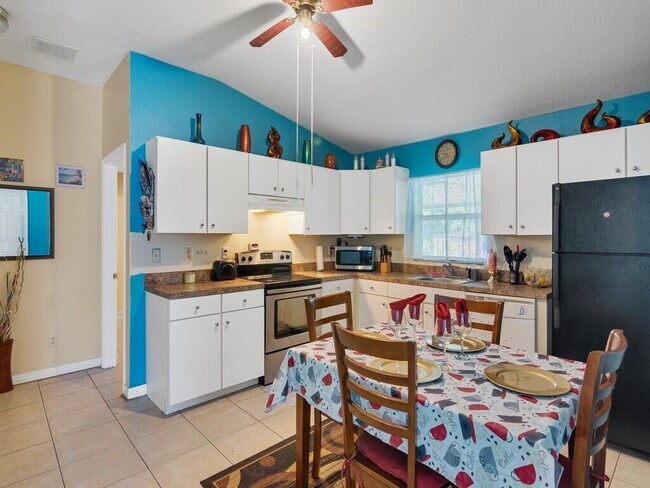Building Photo - 7402 Coquina Ave