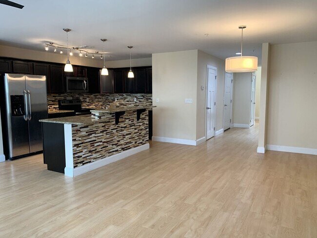 Foto del edificio - Spacious 3-Bed, 2.5-Bath Townhouse with Fenced Backyard!