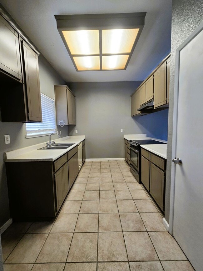 Building Photo - 3313 Jamestown Dr