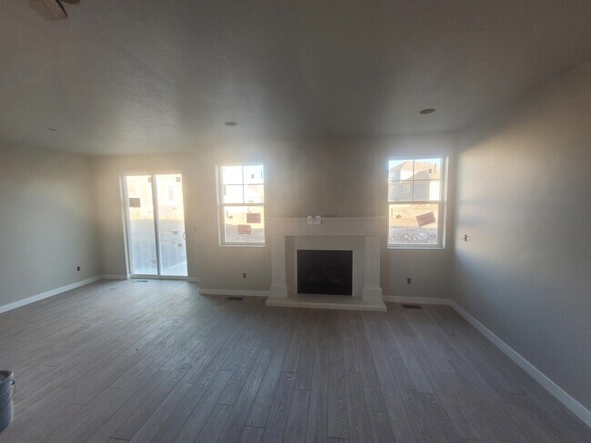 Building Photo - 889 Mills Ln