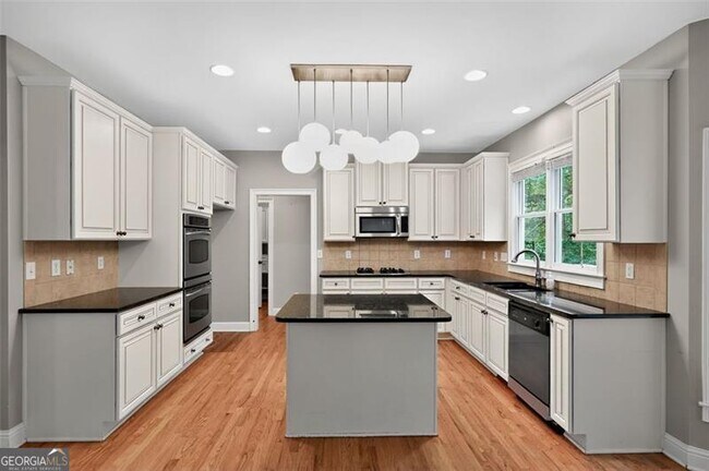 Foto del edificio - 1863 Brackendale Rd NW