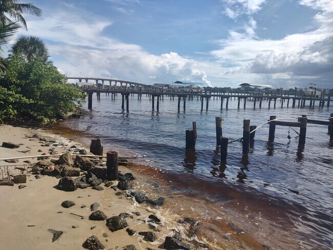 Foto del edificio - 831 SE St Lucie Blvd