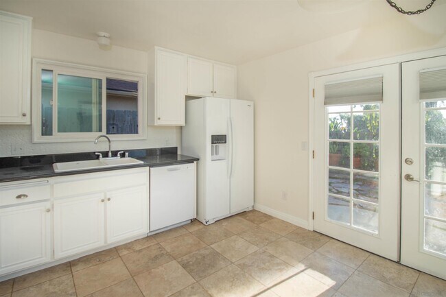 Building Photo - 6561 Camino Del Parque