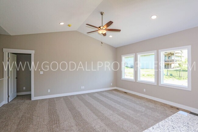 Building Photo - Beautiful ranch home with over 2000 finish...