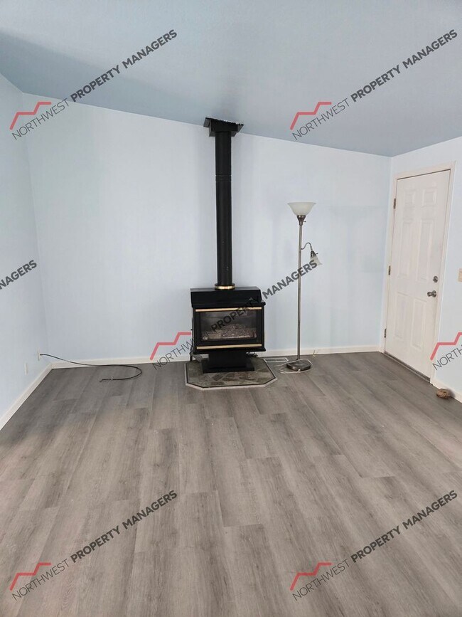 Foto del edificio - STATUS: *PENDING APPLICATION* | R332 | $2095 + $100 FLAT RATE W/S