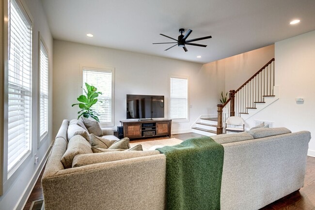 Foto del edificio - Spacious & Beautiful Large Home in East Na...