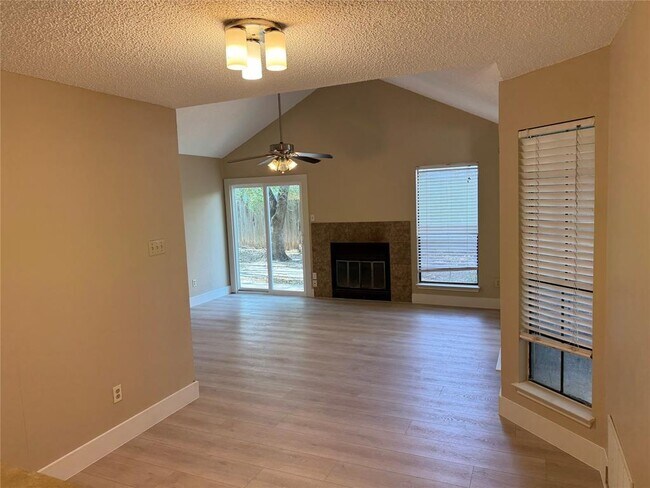 Foto del edificio - 1805 Golden Pheasant Dr