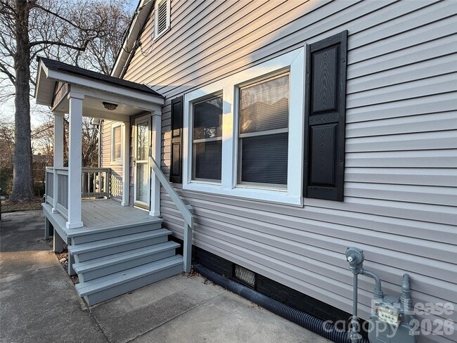 Building Photo - 225 Hickory Dr