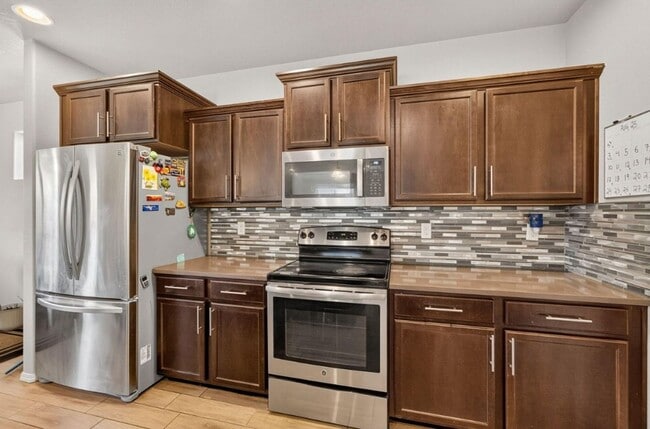 Building Photo - 3 Bedroom, 2.5 Bathroom Medford Home