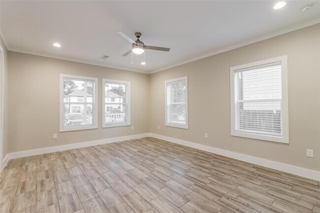 Foto del edificio - 8219 Crestview Dr