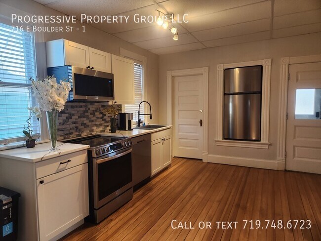 Building Photo - Spacious unit full of character in the hea...