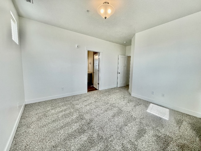 Building Photo - 701 N 380 W