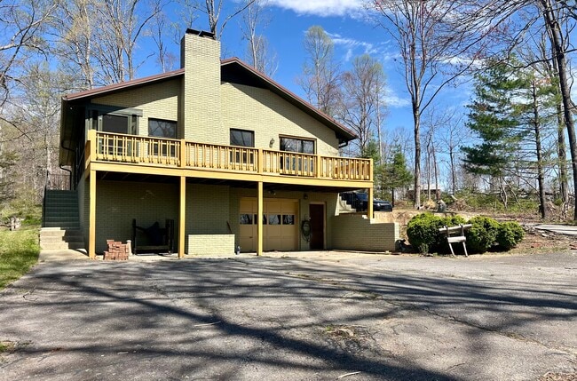 Building Photo - 416 Banks Mountain Dr