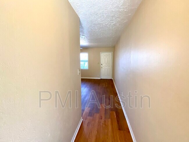 Building Photo - 908 N LBJ Dr