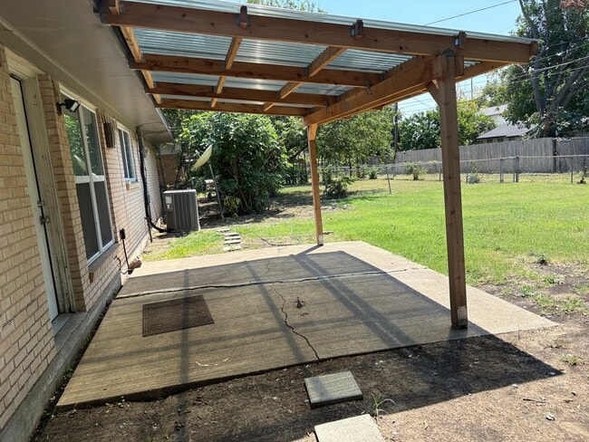 Foto del edificio - 3514 Summit Ln